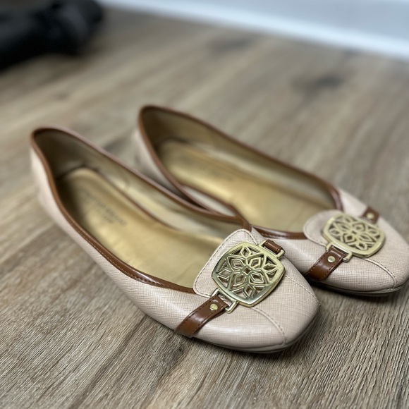 Christian Soriano Flats - Picture 1 of 4